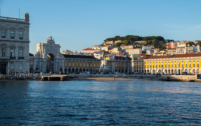 Lissabon, Blick von Tejo über den Praça do Comércio (Terreiro do Paço) auf das Castelo de São Jorge.  Foto: Maria Eklind, Wikipeda unter Lizenz cc-by-sa-2.0