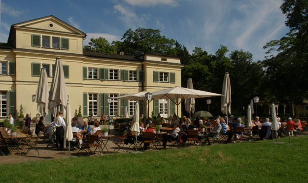 Park Schönbusch: Biergarten vor dem Wirtschaftsgebäude