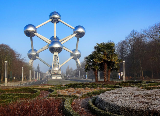 Brüssel, Das Atomium leuchtet in der Morgensonne