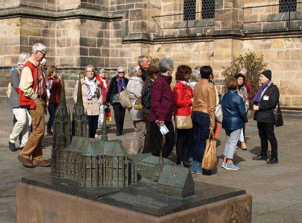 Marburg, Modell der Elisabethkirche mit Gruppe von Herrn Laupichler