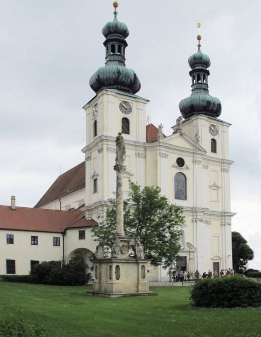 Frauenkirchen, Basilika mit Mariensäule
