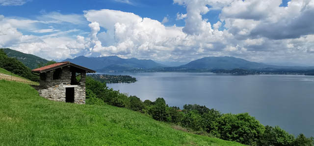 Blick auf Lago Maggiore oberhalb von Meina