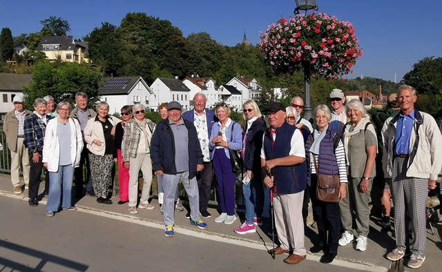 Gruppe auf der alten Lahnbrücke in Diez