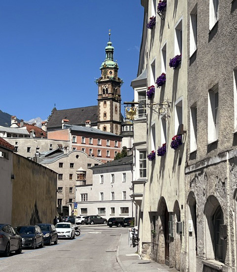 Hall mit Stiftskirche Herz-Jesu Hall mit Stiftskirche Herz-Jesu