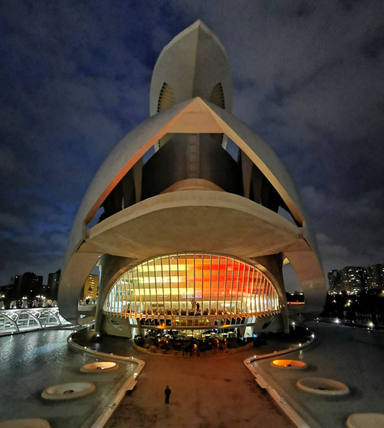 Das Opernhaus von Valencia am Abend