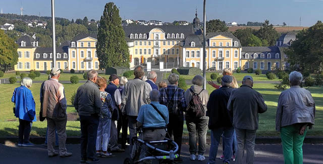 Gruppe vor Schloss Oranienstein