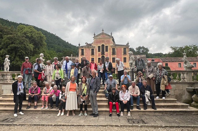 Gruppe vor der Villa Barbarigo in Valsanzibio