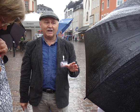 Trier, Stadtführer Manfred Michels trotzte dem Regen